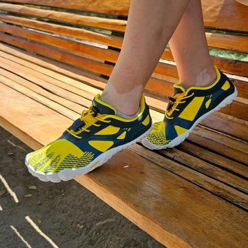 Persona usando tenis barefoot para correr en exterior, México
