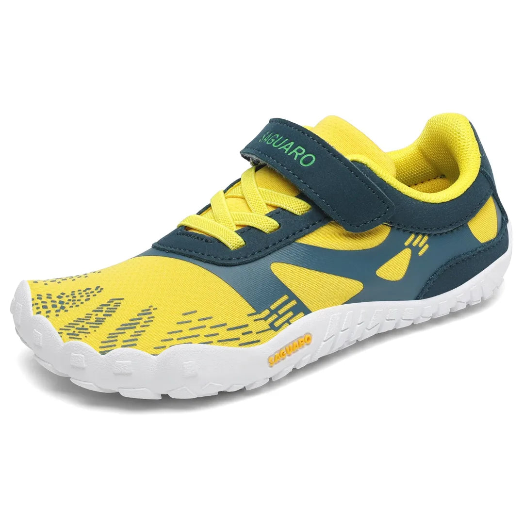 Bebe zapatillas amarillas y verdes con diseño barefoot para un movimiento natural.