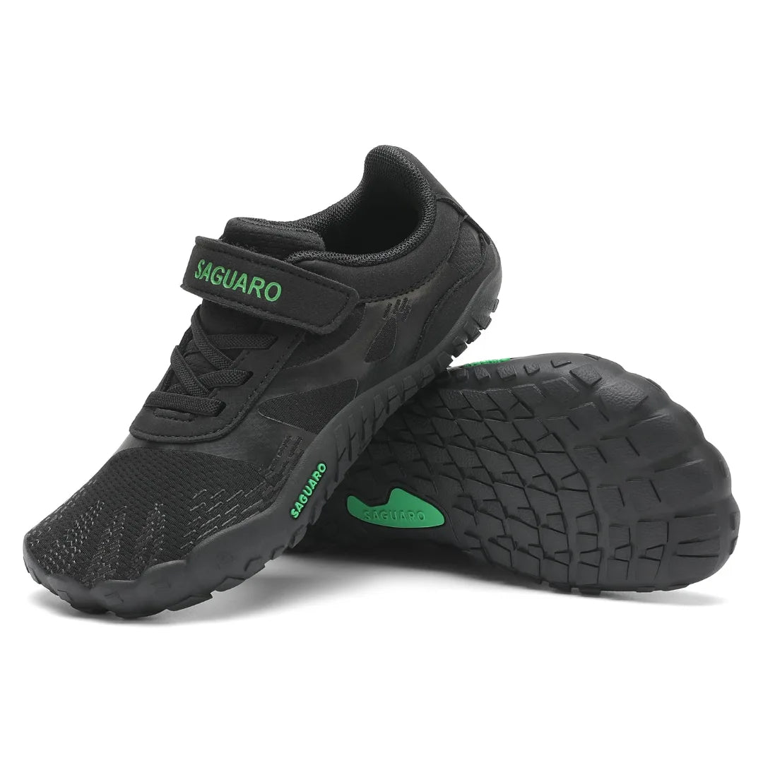 Par de bebe zapatillas deportivas con suela antideslizante para seguridad en el recreo.