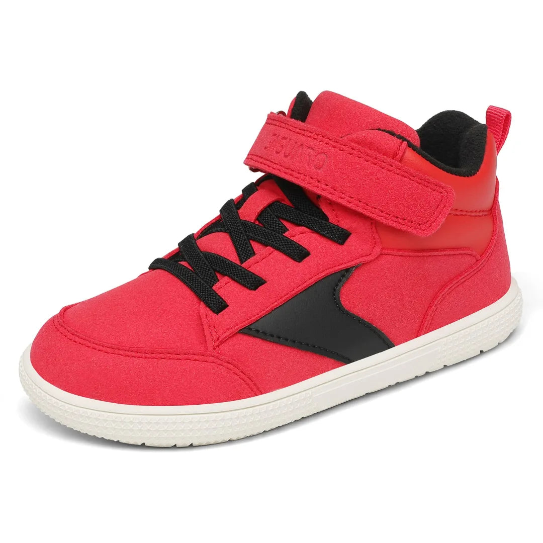 Bebe zapatillas rojas con sistema de triple ajuste para mayor seguridad y confort infantil.