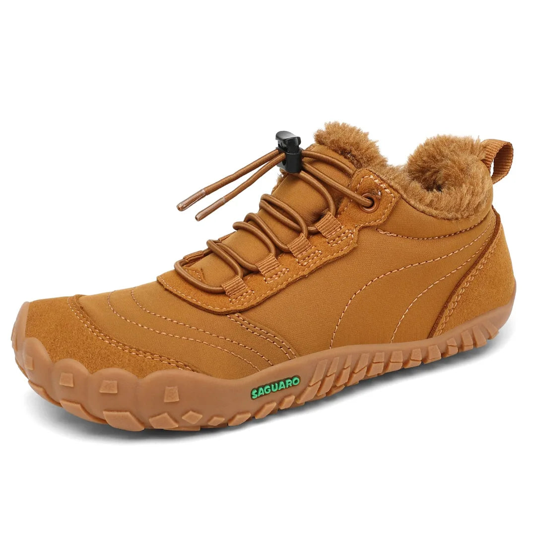 Botas barefoot para niño en color café con forro térmico y suela flexible antideslizante.