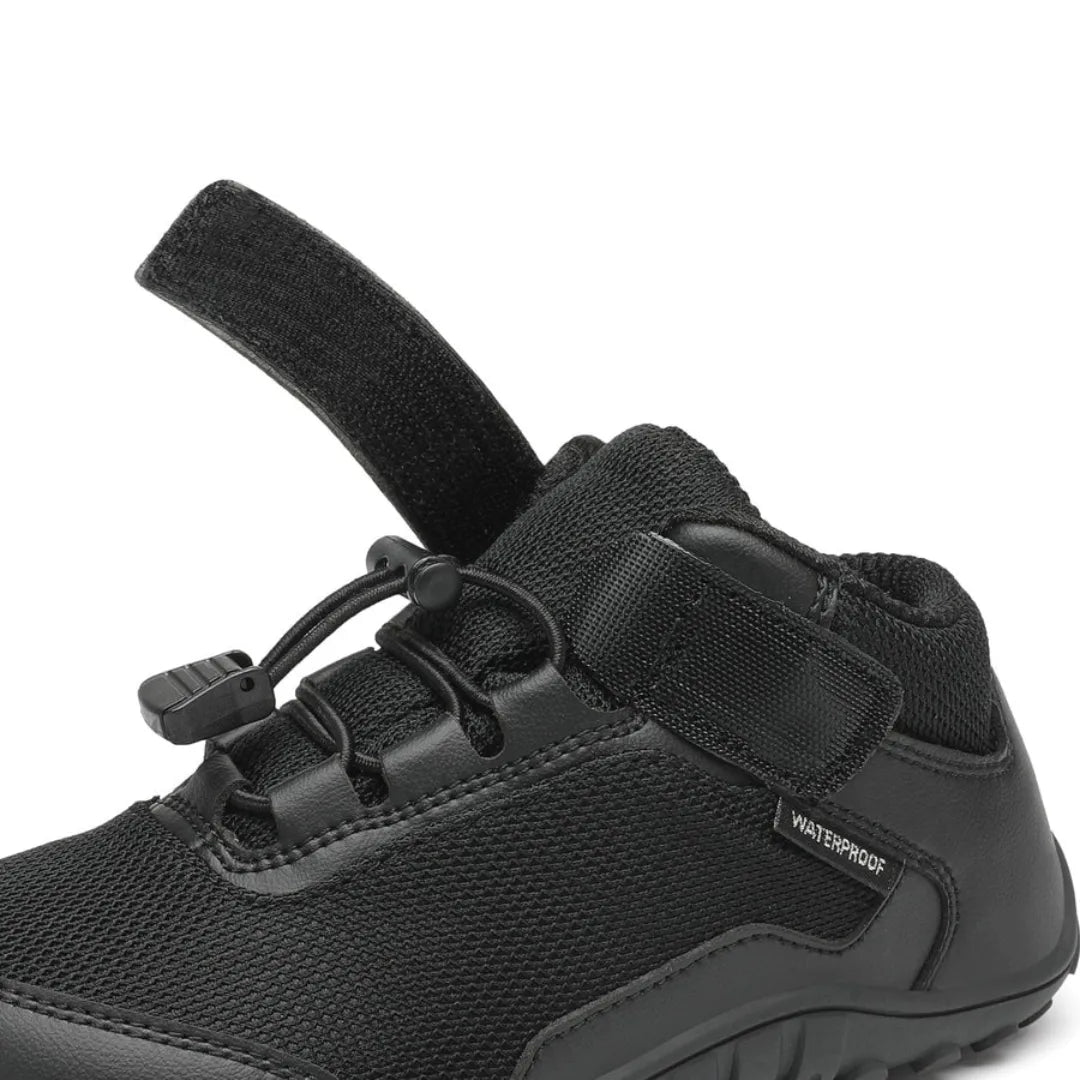 Detalle del broche de ajuste en botas barefoot impermeables Saguaro Kids Brave I, diseñado para facilitar la autonomía y un cierre seguro en Chile.