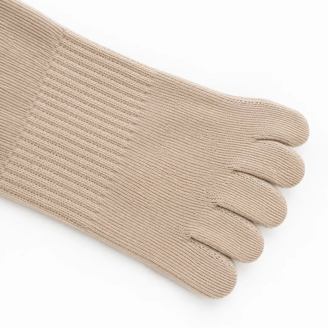 Primer plano de los compartimentos para dedos en calcetín Sowilo beige, tejido transpirable para evitar humedad.