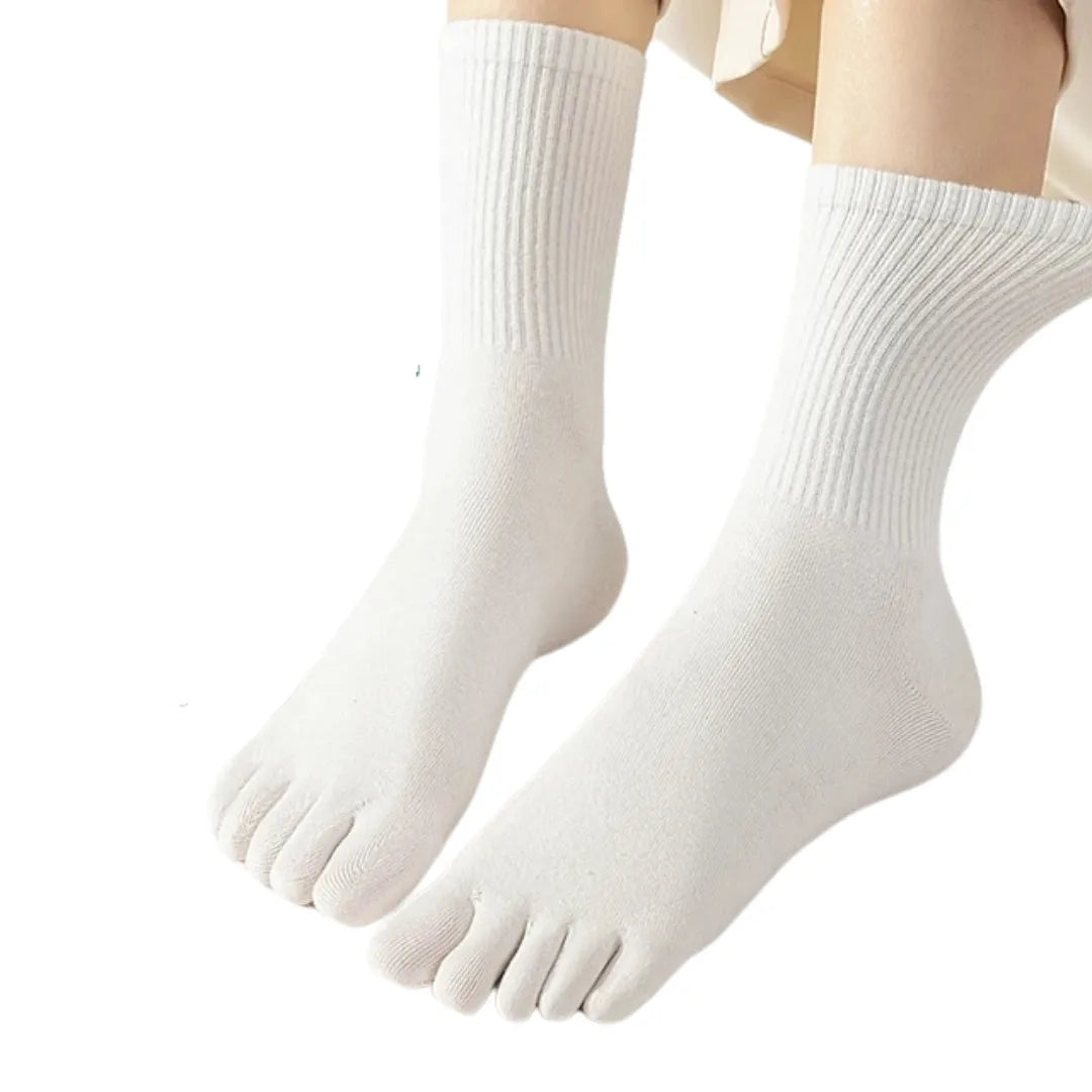 Calcetines blancos de dedos separados, tejido suave y transpirable.