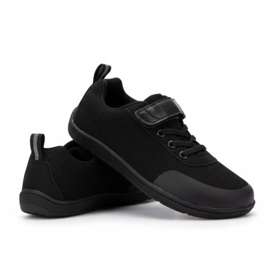 Par de calzado barefoot colegial en color negro, ideal para el uniforme escolar diario.
