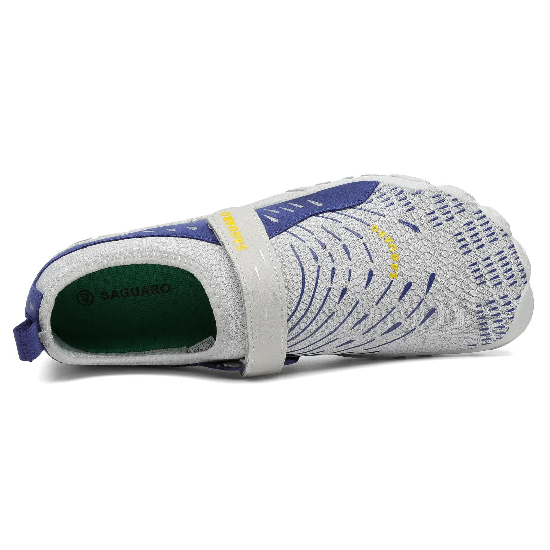 Primer plano sistema de ajuste velcro gris en zapatilla azul.