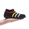 Primer plano de las bandas elásticas de colores sobre tejido negro.