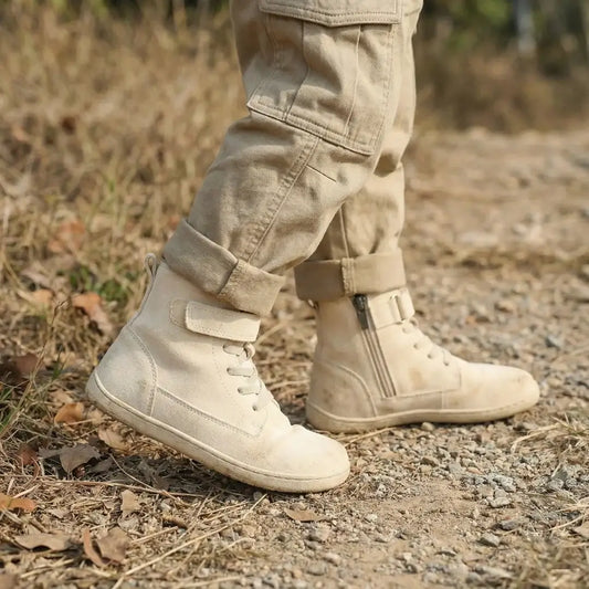 Niño luciendo look invernal con botas Ambition II beige en exteriores.