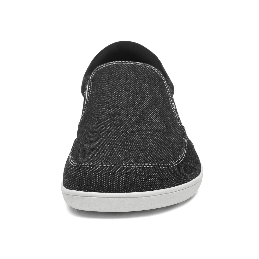 Vista frontal zapatilla slip-on negra con amplia caja de dedos.