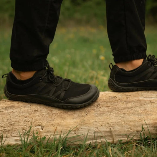 Foto de persona caminando sobre madera con Forestep negras.