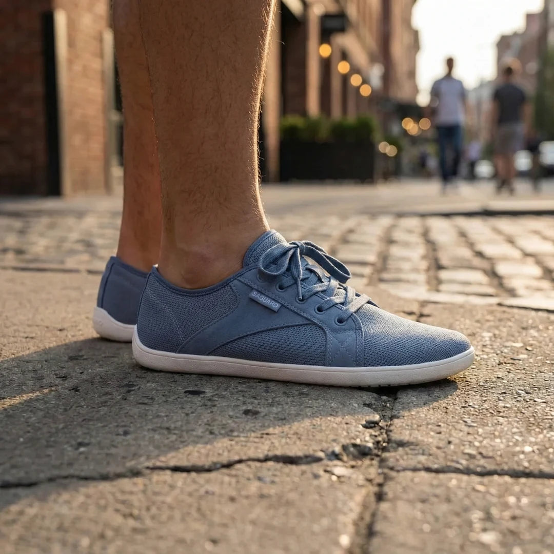 Hombre usando zapatillas Saguaro Luck I azul en entorno urbano.