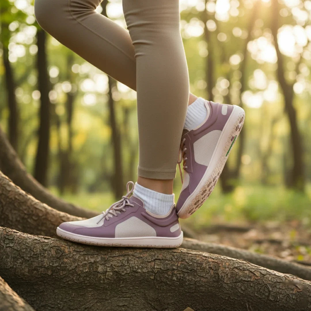 Mujer usando zapatillas Saguaro Wish II rosa en look casual minimalista.