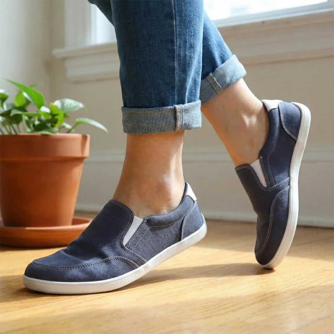 files/mujer-usando-slip-on-azul-relax-v-lateral.webp