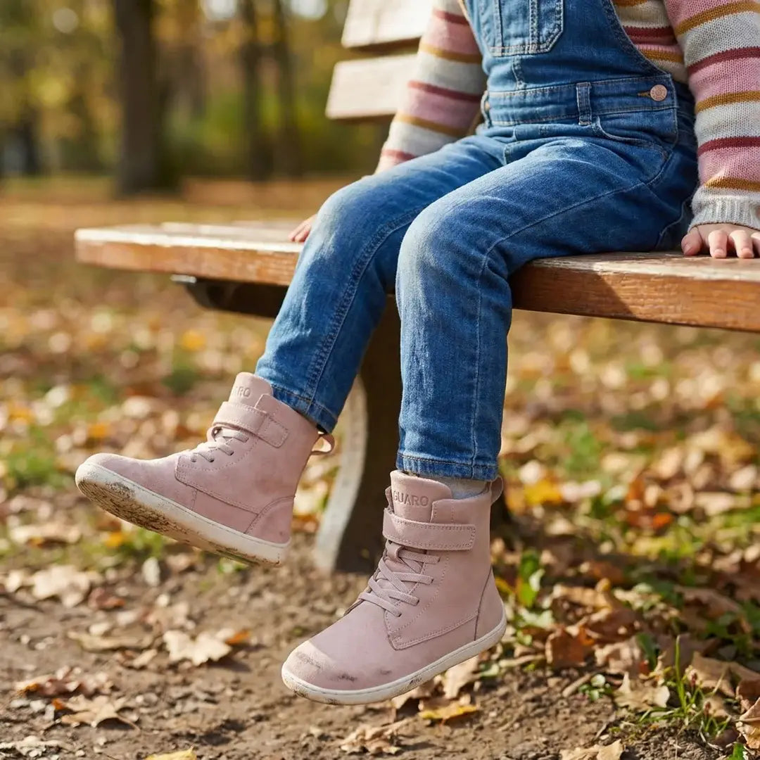 Foto de estilo de vida de niña en la nieve/frío usando botas Ambition II rosas.