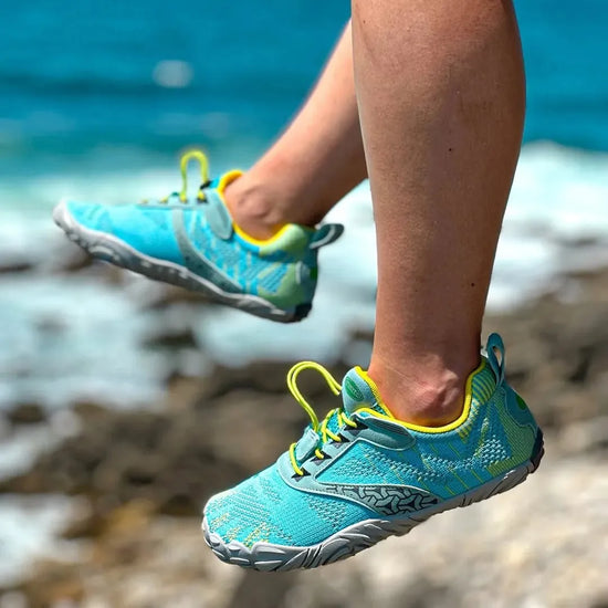 Foto en la playa usando zapatillas minimalistas azules.