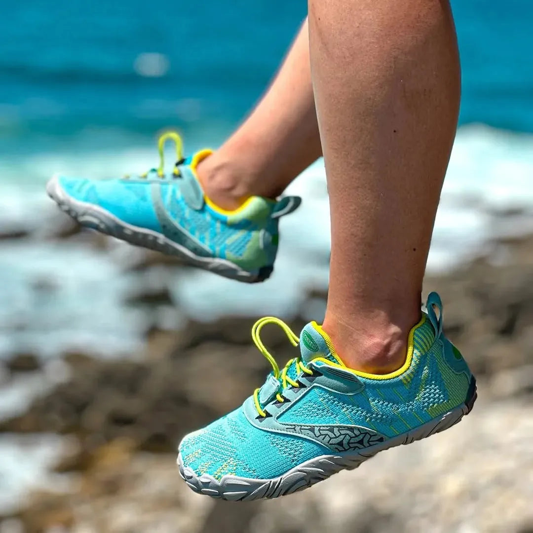 Foto en la playa usando zapatillas minimalistas azules.