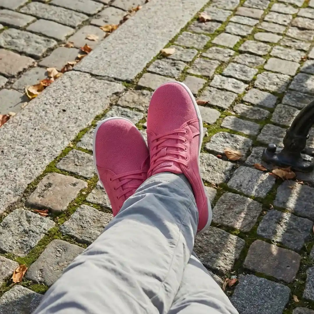 Persona usando zapatillas Saguaro Luck II fucsia en la ciudad.