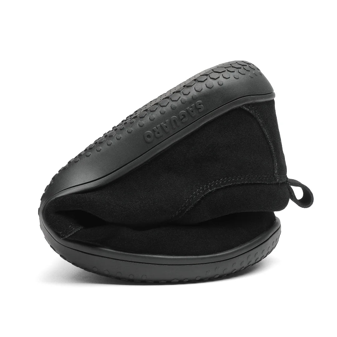 Dream I negro doblado demostrando flexibilidad barefoot ligera.