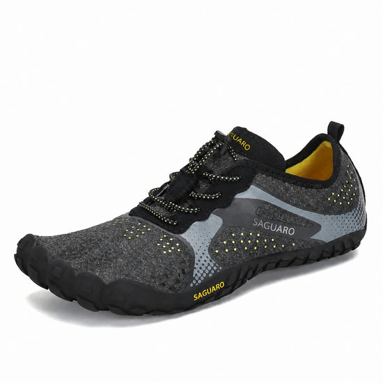 Zapatilla barefoot Saguaro Fast I negro vista diagonal mostrando diseño deportivo minimalista.