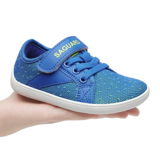 Zapatilla minimalista azul infantil, flexible y fácil de calzar.