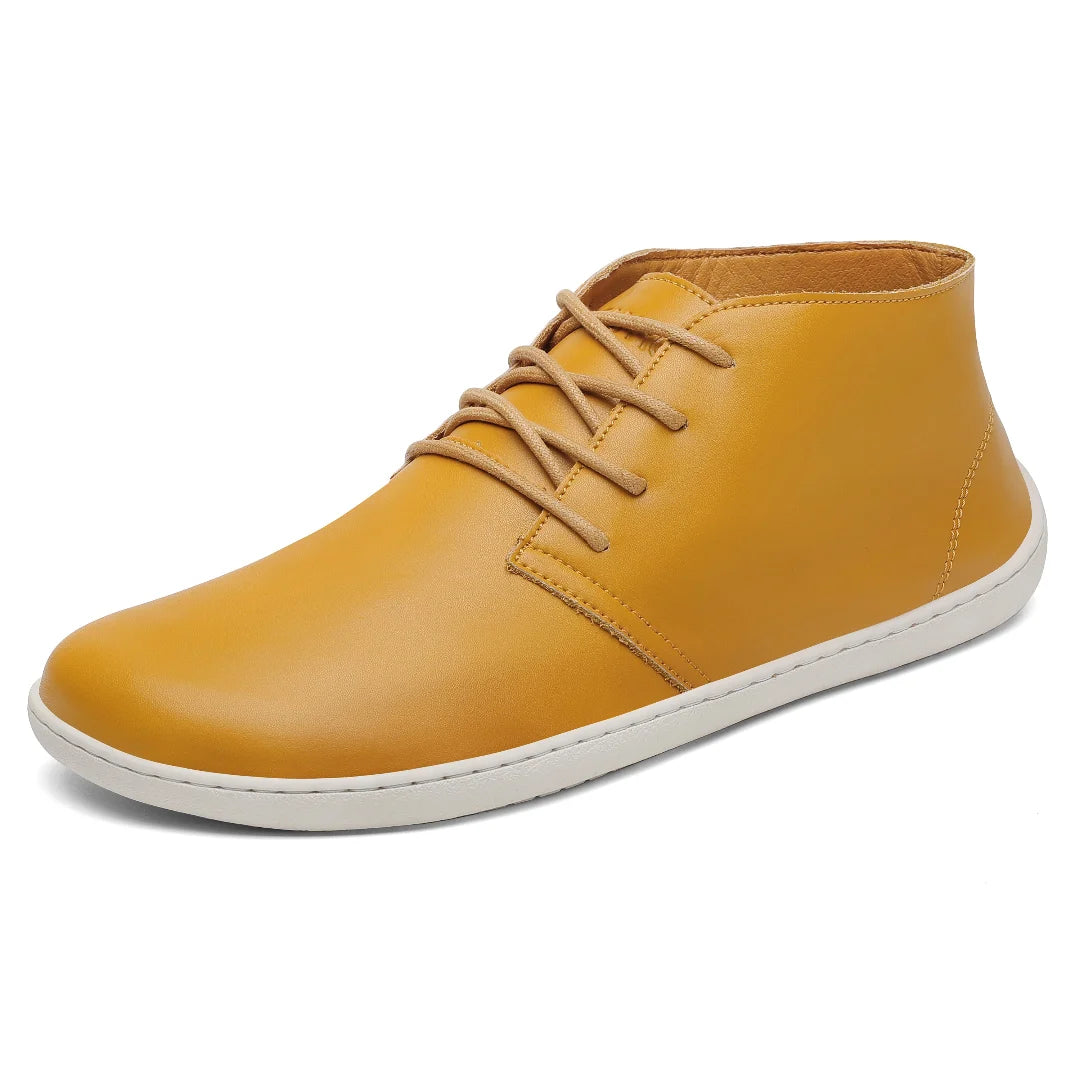 Zapato minimalista hombre Saguaro Noble I amarillo mostaza con suela plana blanca.