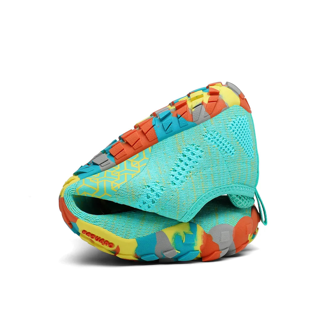 Zapatilla Smart II turquesa doblada mostrando flexibilidad minimalista.