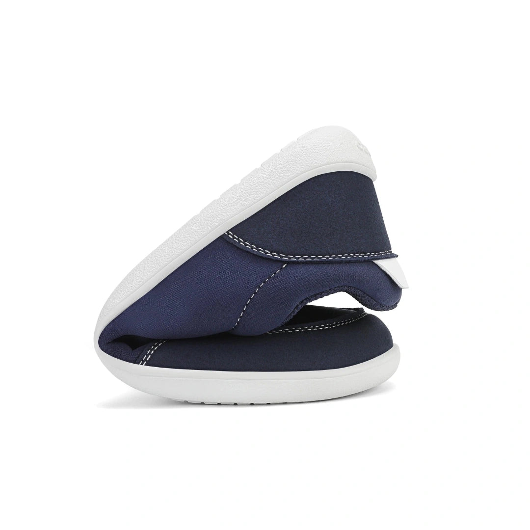 Zapatilla Saguaro Stellar II azul doblada demostrando flexibilidad propia del calzado barefoot.