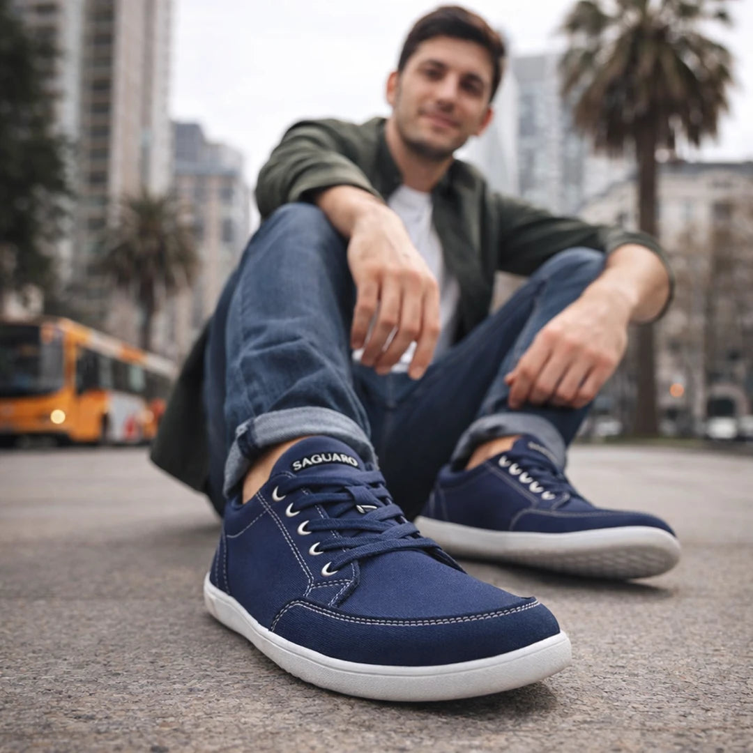 Hombre posando con estilo con las Saguaro Stellar II azul 