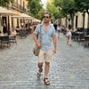Hombre usando sandalias barefoot Sowilo Raido negras caminando en ciudad.
