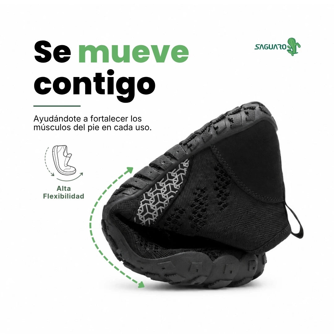 Zapatilla Saguaro Smart I Pro negra doblada, demostrando la alta flexibilidad de su suela barefoot.