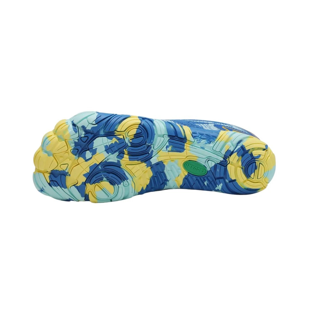 Suela de caucho flexible con diseño de camuflaje azul y amarillo para máxima tracción.