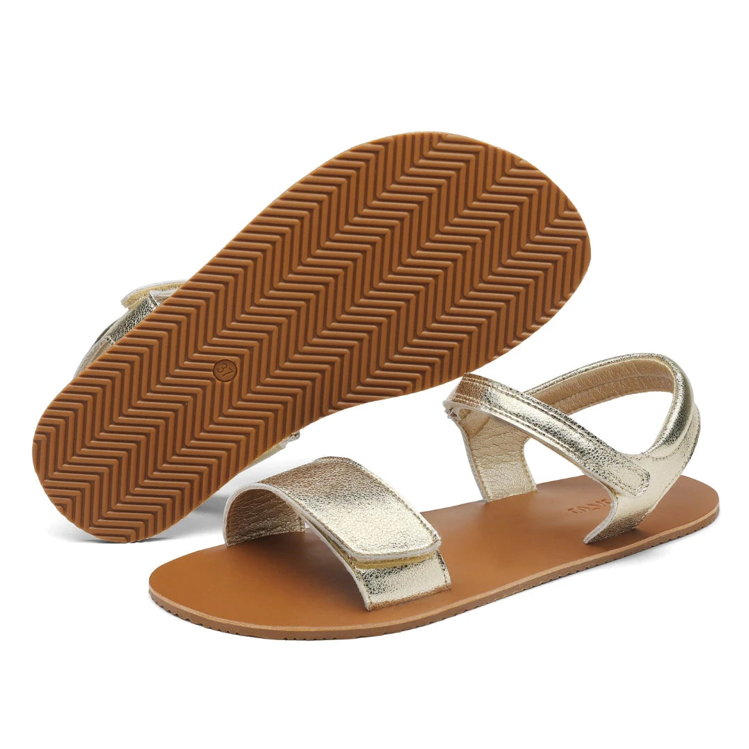 Suela de caucho color caramelo con patrón de tracción para sandalias barefoot doradas.