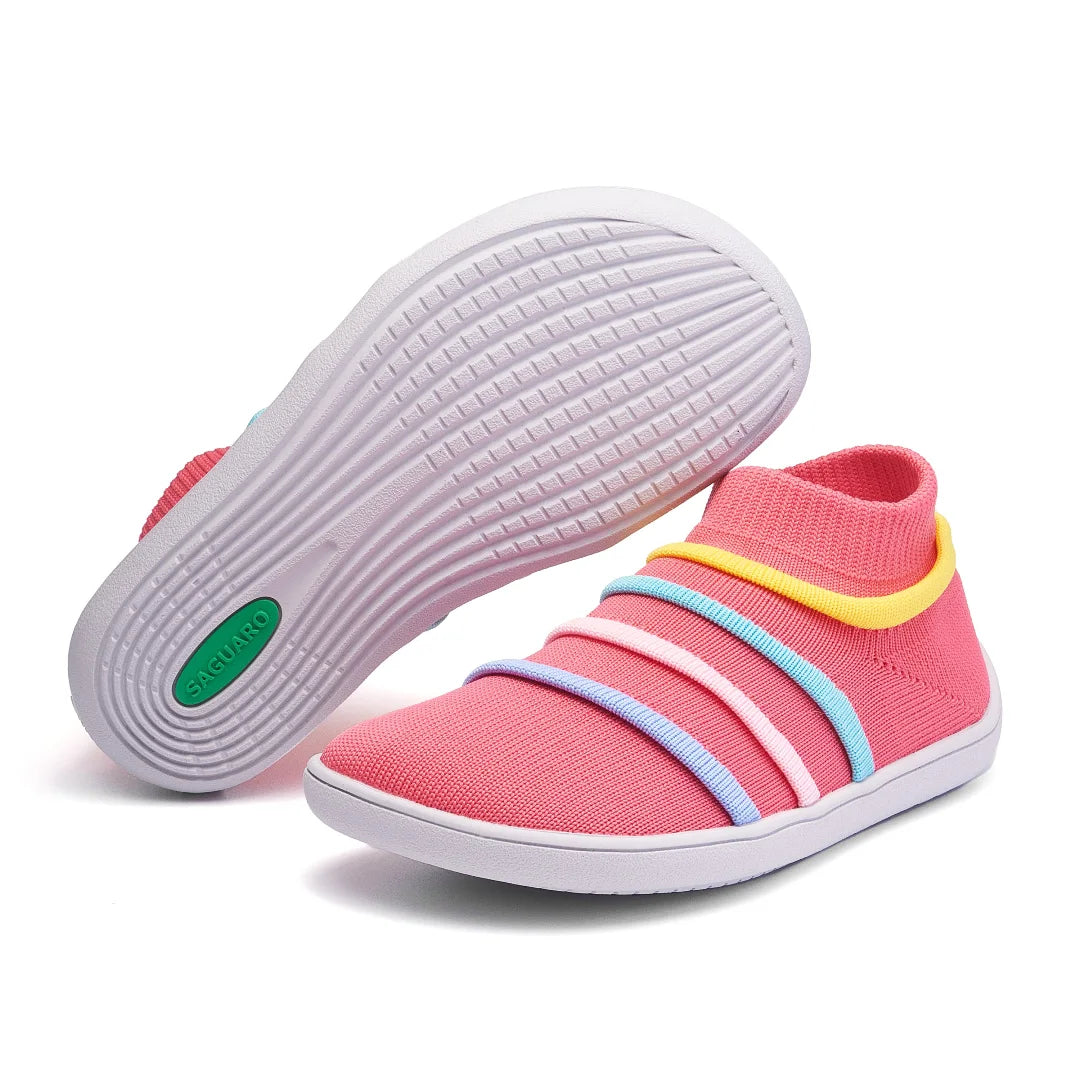 Suela blanca antideslizante zero drop para estabilidad infantil.