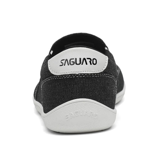 Vista trasera zapatilla slip-on negra con logo Saguaro en talón.