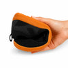 Zapatilla minimalista negra totalmente flexionada en una mano.