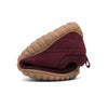 Zapatilla Saguaro Wish I vinotinto doblada demostrando su flexibilidad barefoot.