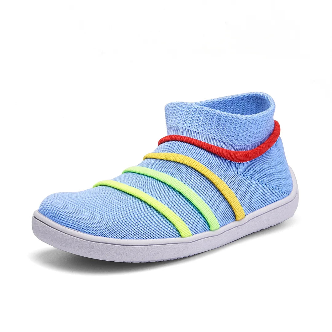Zapatilla minimalista infantil azul con elásticos de colores.