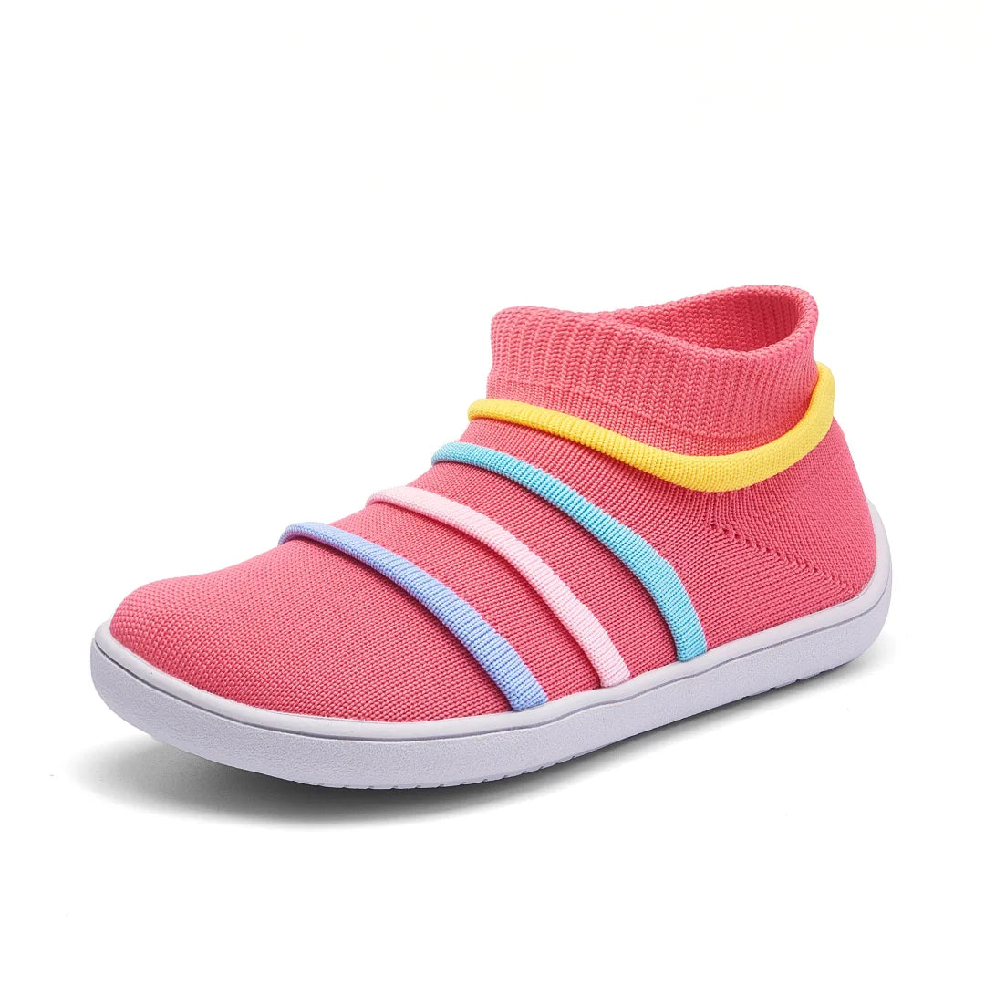 Zapatilla minimalista niña rosa con elásticos de colores vibrantes.