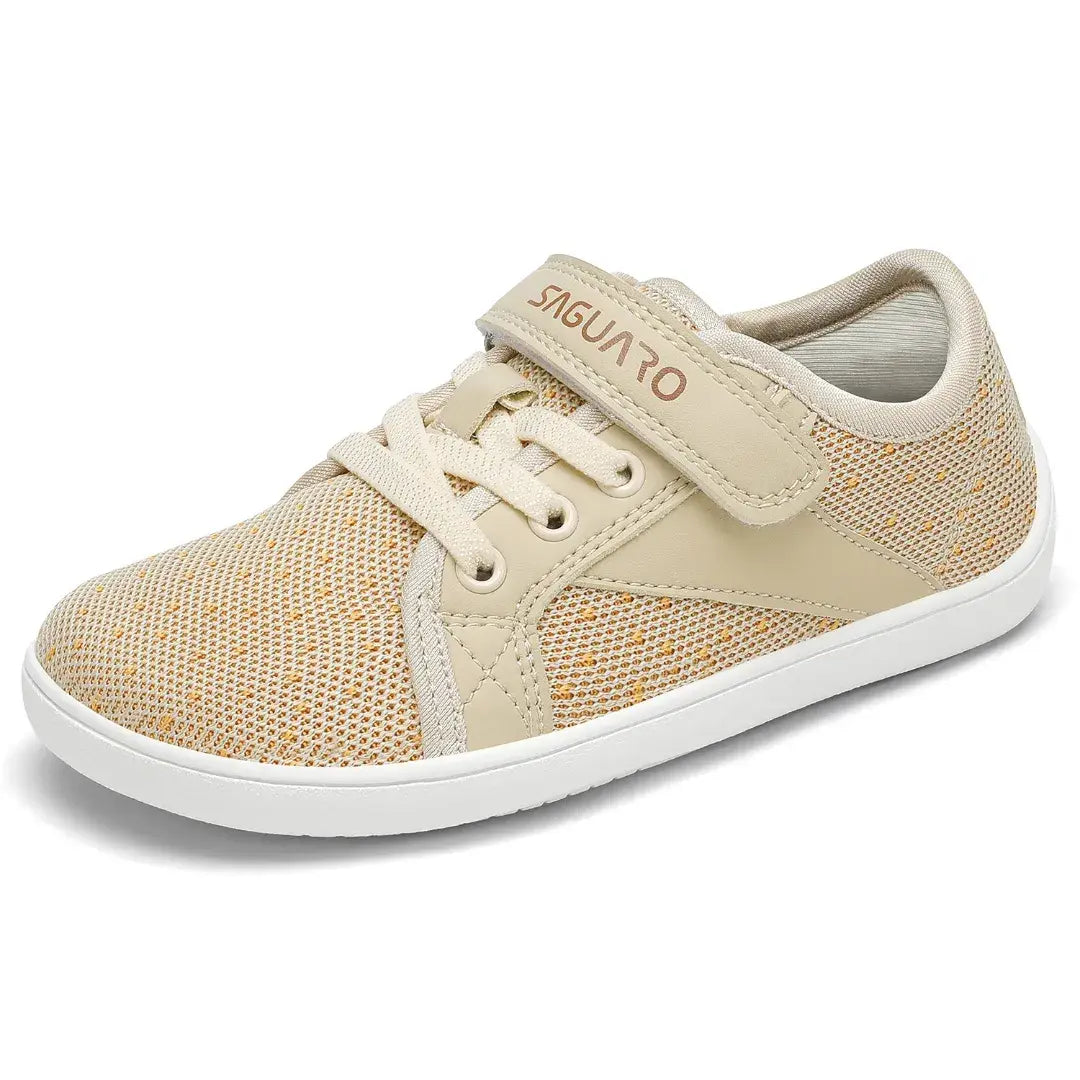 Zapatilla barefoot infantil Saguaro beige, puntera ancha y velcro.