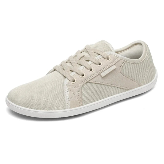 Zapatilla minimalista Luck II color crema, puntera ancha y zero drop.