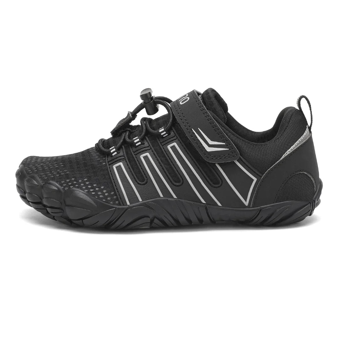 Zapatillas anchas escolares que respetan la forma natural del pie infantil.