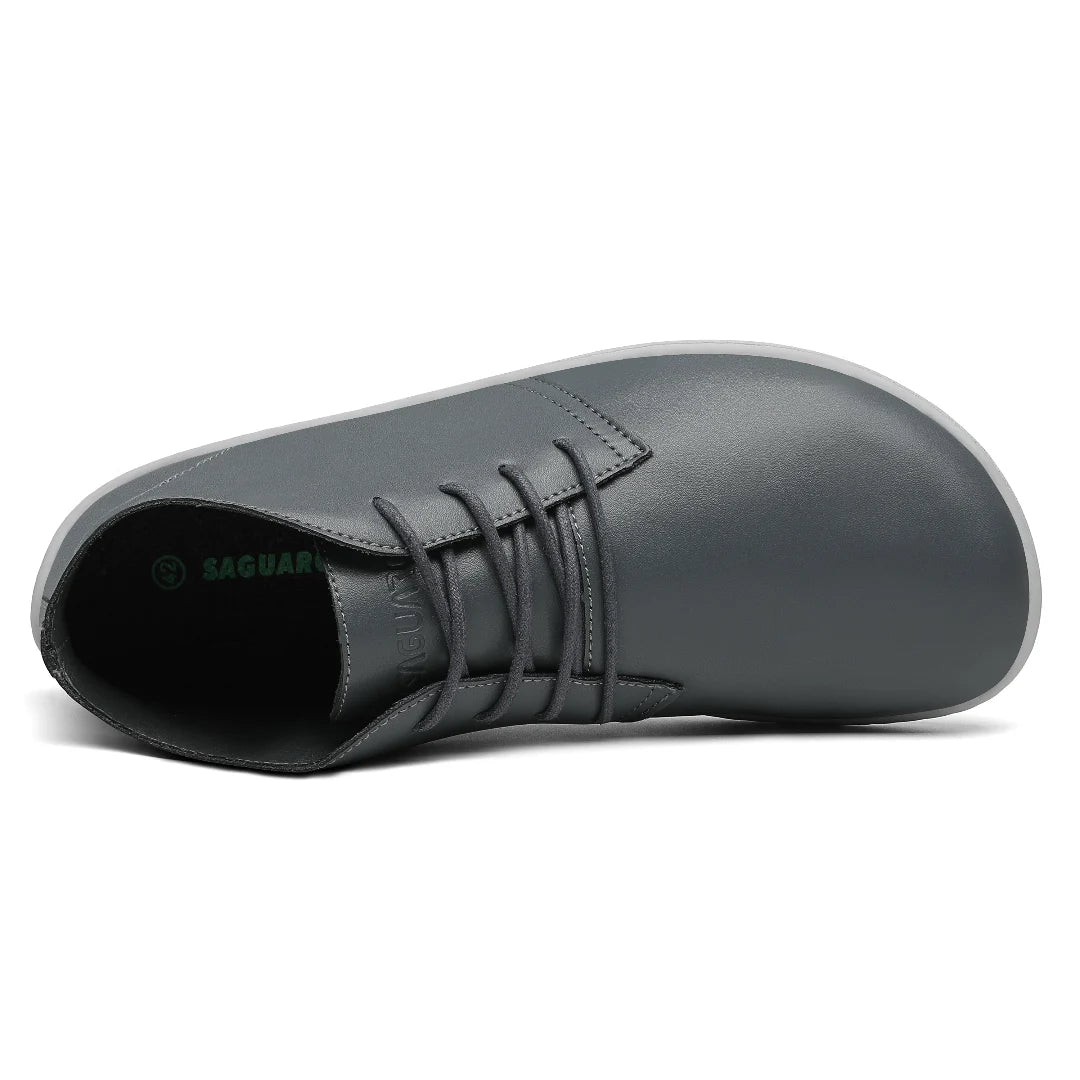 Vista superior de zapatillas anchas resaltando la forma de pie real para evitar opresiones.