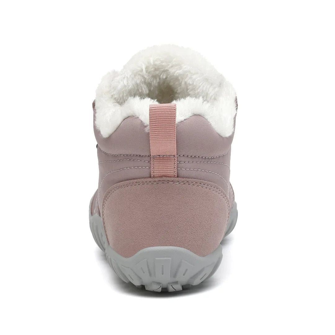 Vista posterior de bota rosa resaltando la suela plana para una postura ergonómica.