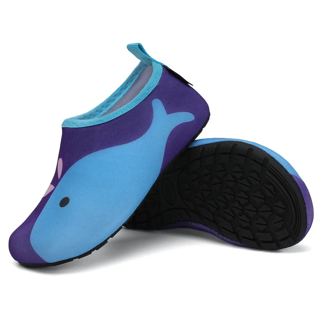 Par de zapatillas niña para agua con suela de goma negra flexible y dibujo antideslizante.