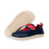 Suela de caucho blanca antideslizante en zapatillas infantiles de alta tracción.