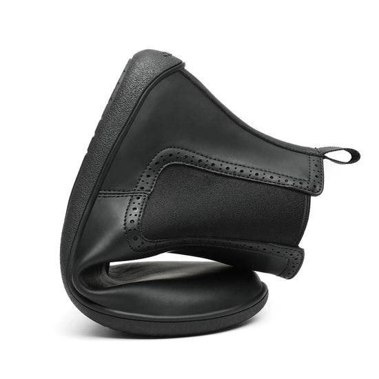 Botines minimalistas casuales negros para oficina Saguaro Urban I, calzado elástico totalmente flexible doblado mostrando su drop cero.