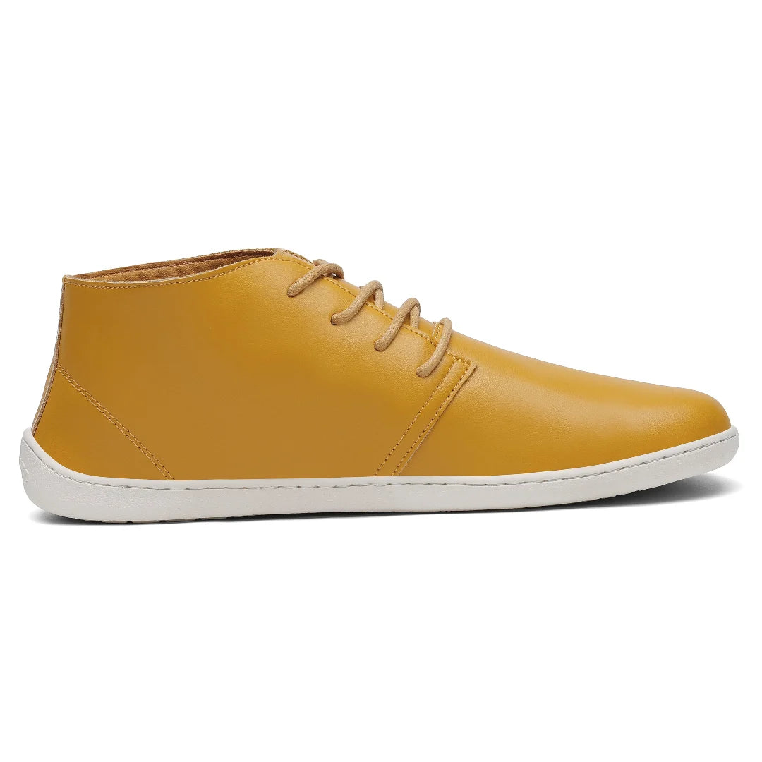 Vista lateral de zapatos barefoot formales amarillos, diseño elegante y minimalista.