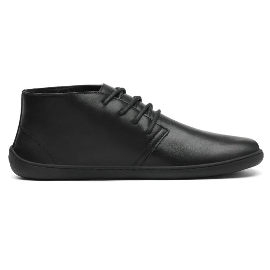 Vista lateral de zapatos barefoot formales negros con suela plana y diseño elegante.