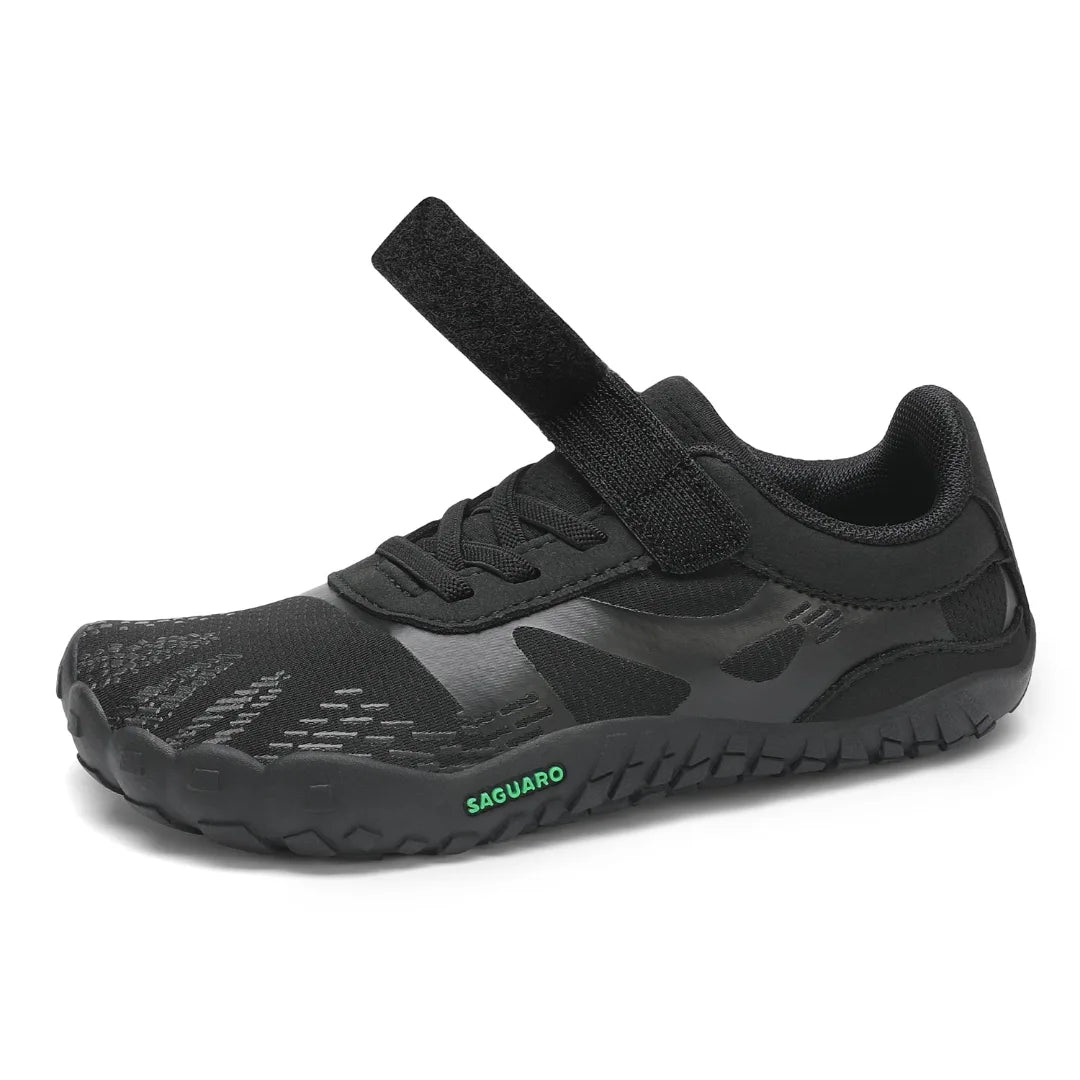 Zapatos bebé ergonómicos con sistema de velcro para facilitar el calce autónomo escolar.