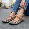 Primer plano de zapatos minimalistas mujer resaltando la flexibilidad de la suela y el ajuste del empeine.